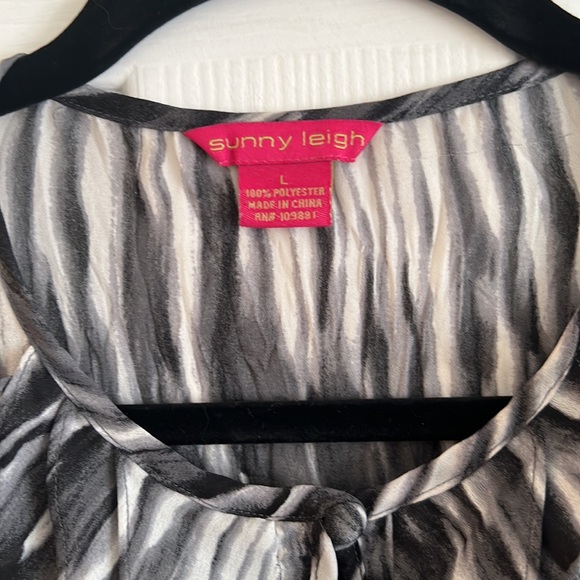 Sunny Leigh Black, White and Grey Print Blouse. Size L. - Picture 4 of 6